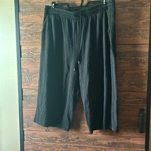 Terra and sky black capris